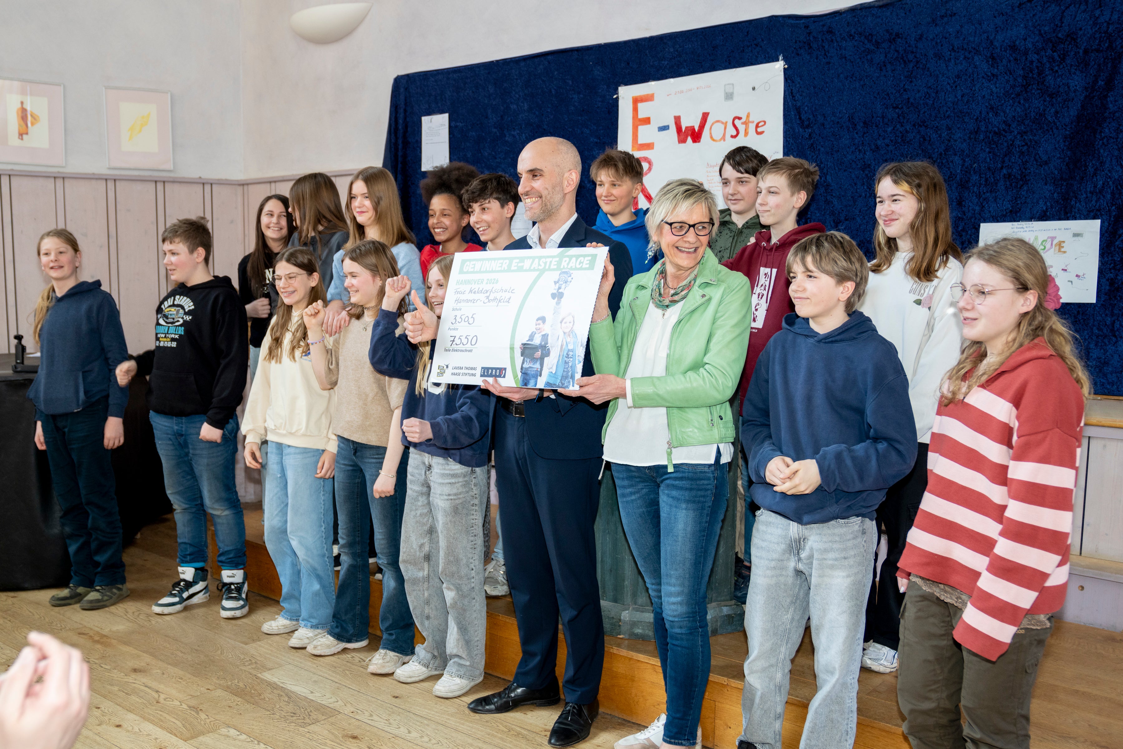 Schulklasse mit mehreren Kindern 