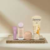 Plumping Lip Balm, Glow Body Oil, Depuff & hydration eye patches und Glow by Nature Body Lotion (AI-generated image)