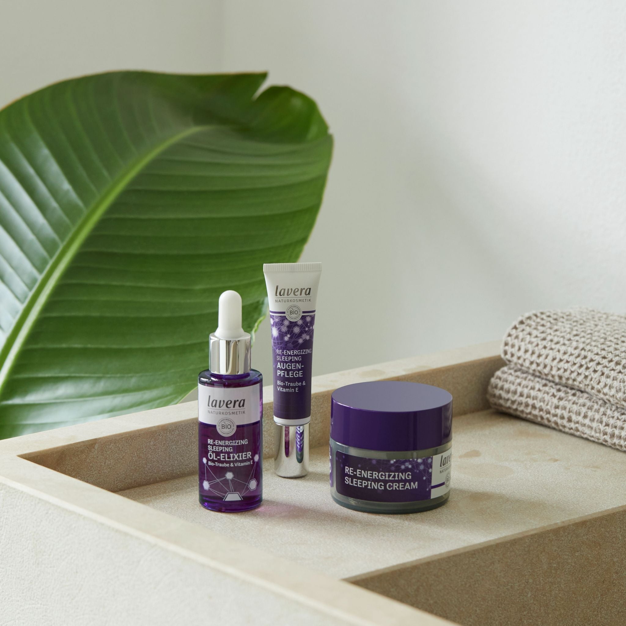 lavera re-Energizing Produkte auf dem beigen Tisch
