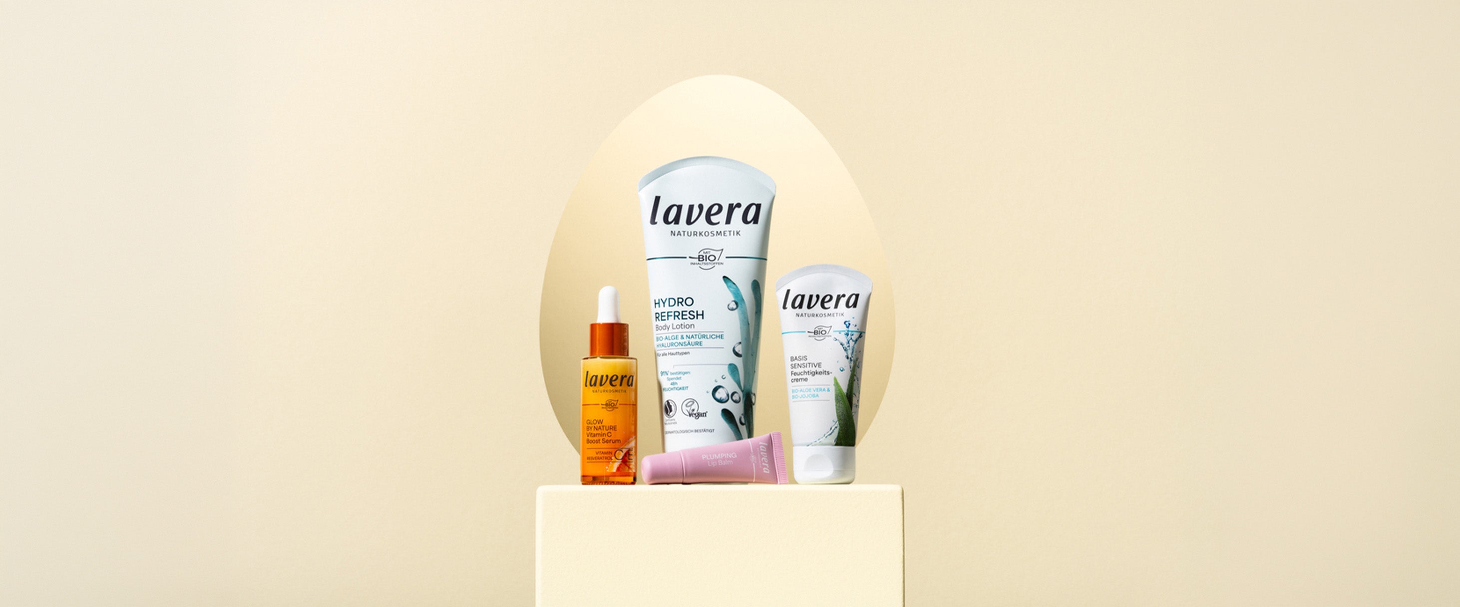 Vier lavera Produkte vor österlichem, eierförmigem Hintergrund