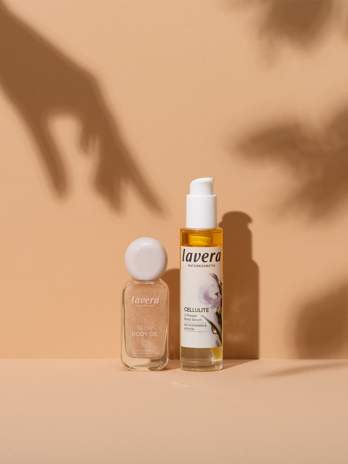 Glow Body Oil und Cellulite 2-Phasen Body Serum vor hellem Hintergrund
