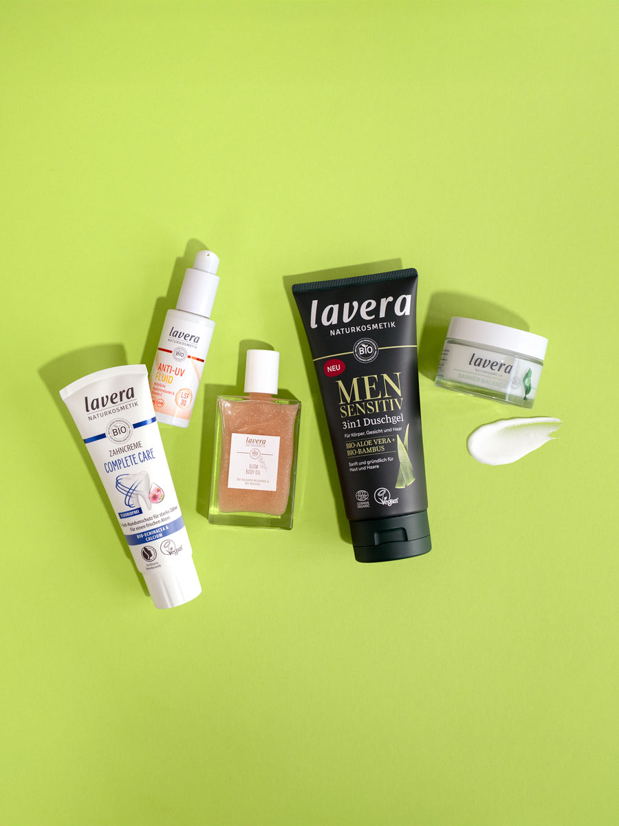Range unterschiedlicher lavera Produkte vor grünem Hintergrund
