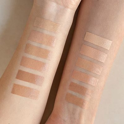 Foundation-Swatches in verschiedenen Nuancen auf zwei Unterarmen