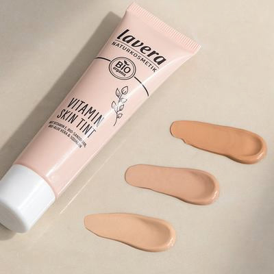 Lavera Vitamin Skin Tint mit drei Farb-Swatches
