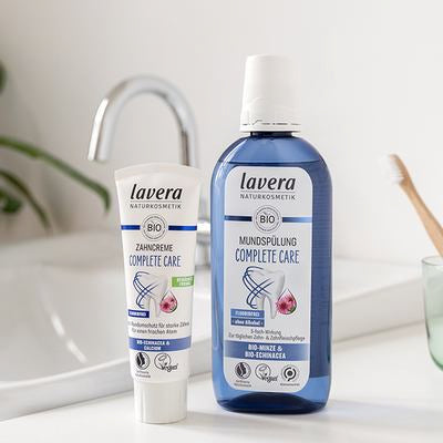 lavera Complete Care Zahnpasta und Mundspülung am Waschbecken