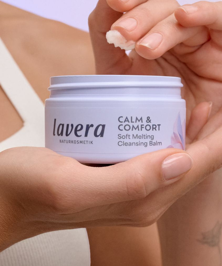 lavera Calm & Comfort Soft Melting Cleansing Balm in der Anwendung