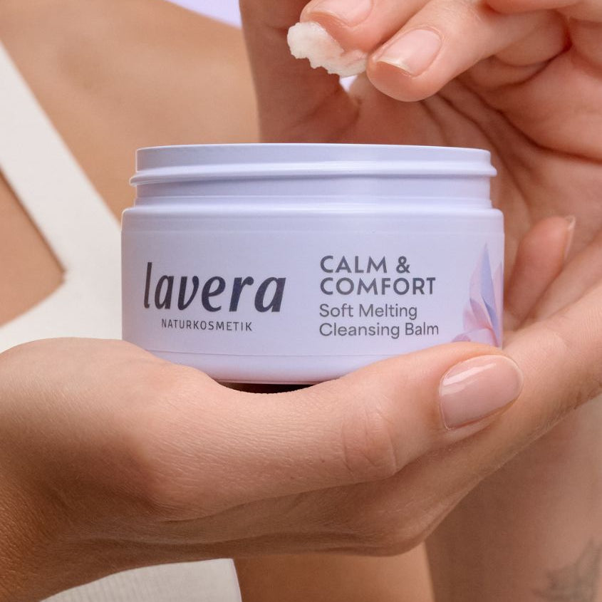 lavera Calm & Comfort Soft Melting Cleansing Balm in der Anwendung
