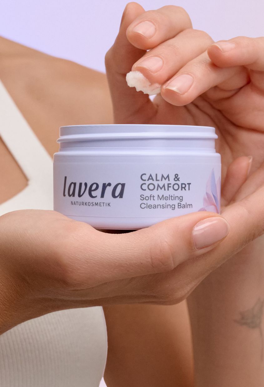 lavera Calm & Comfort Soft Melting Cleansing Balm in der Anwendung