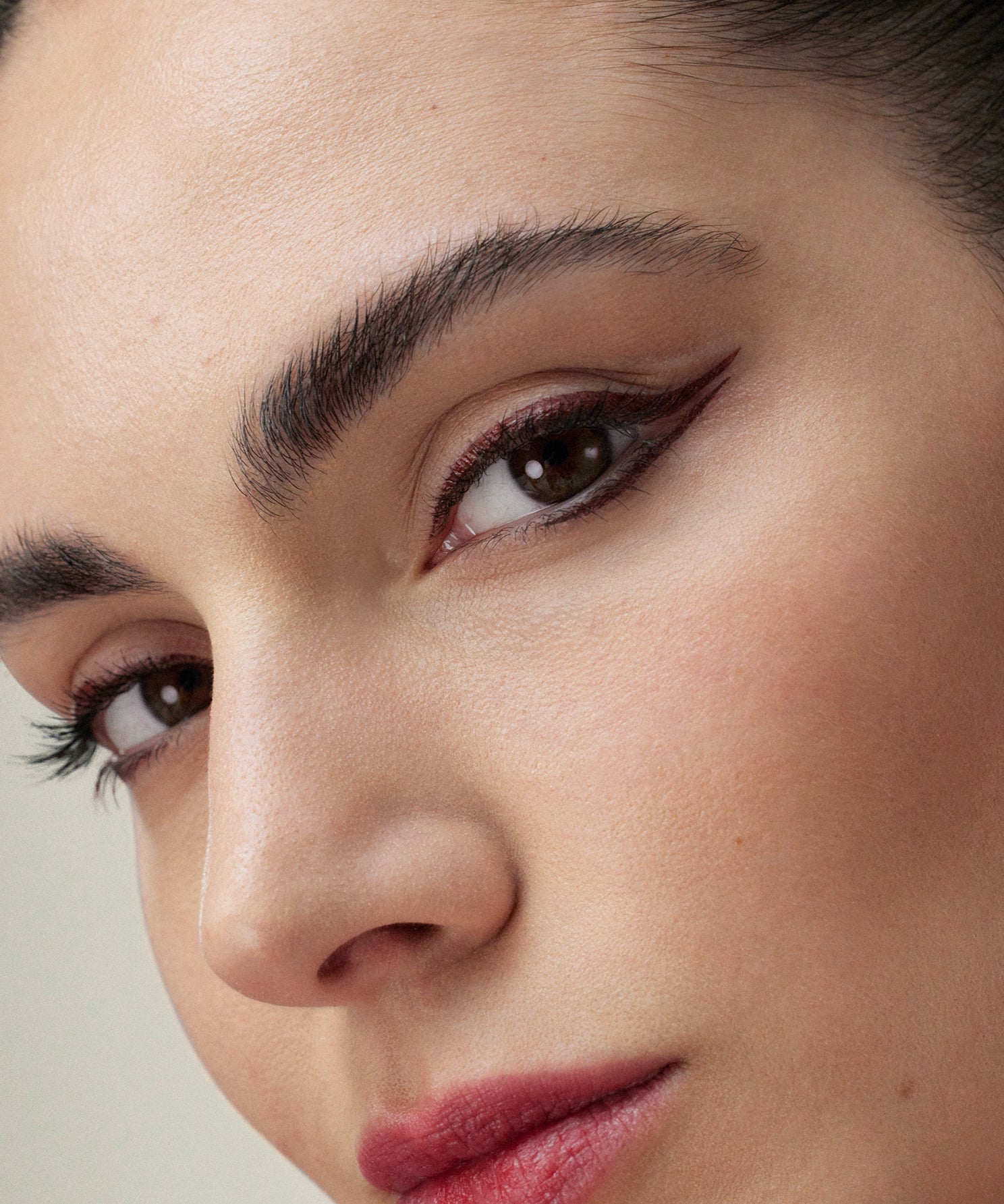 lavera Liquid Elements Eyeliner -Fire Red 01- in der Anwendung