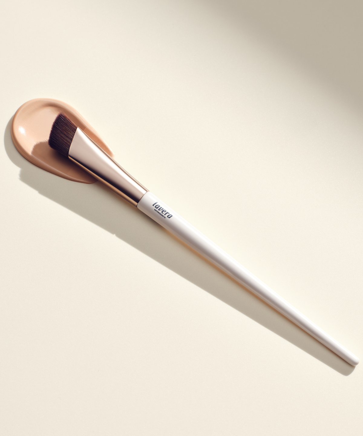 lavera Dream Blend Concealer Brush in der Anwendung