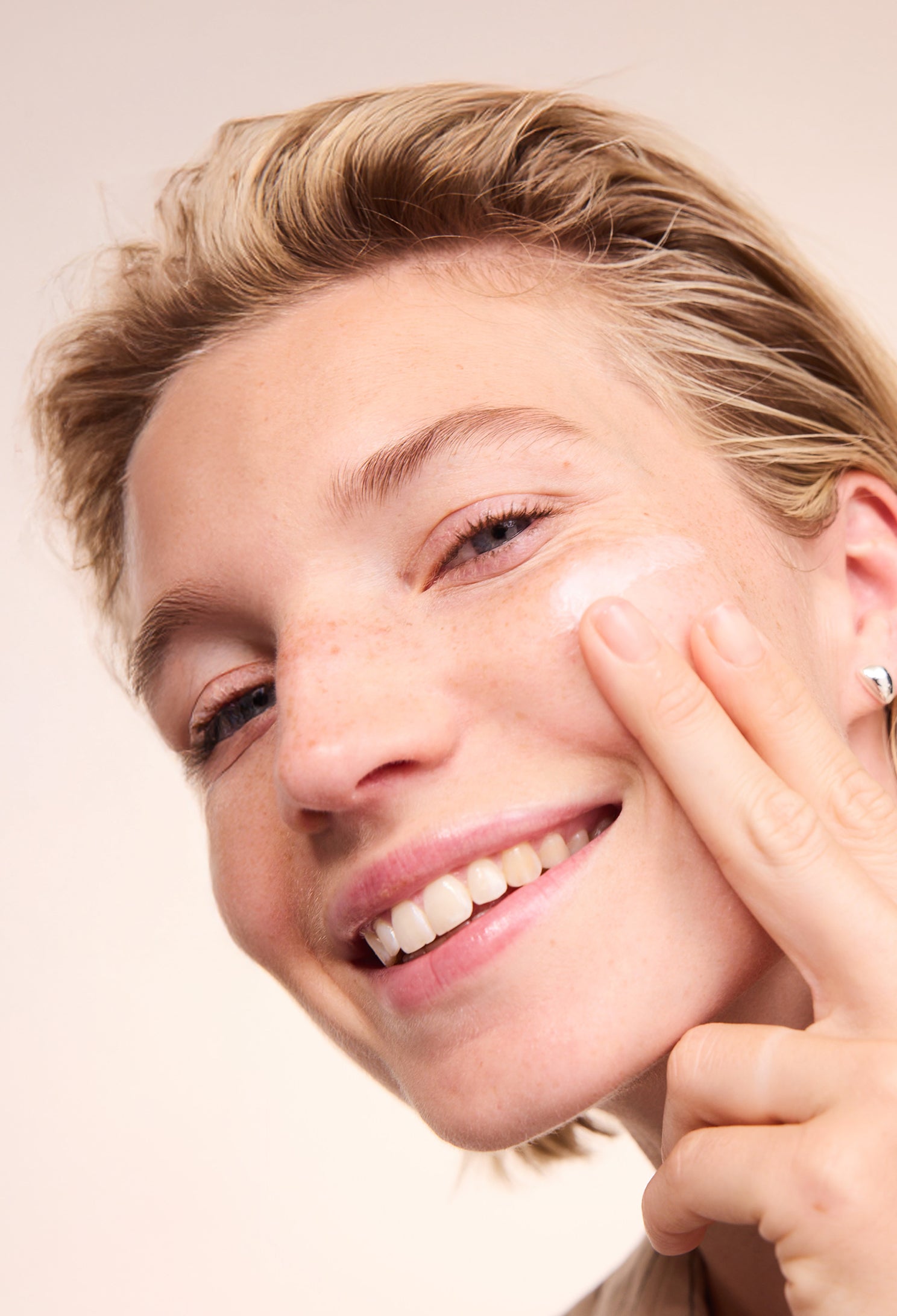 lavera basis sensitive Anti-Falten Feuchtigkeitscreme Q10 in der Anwendung