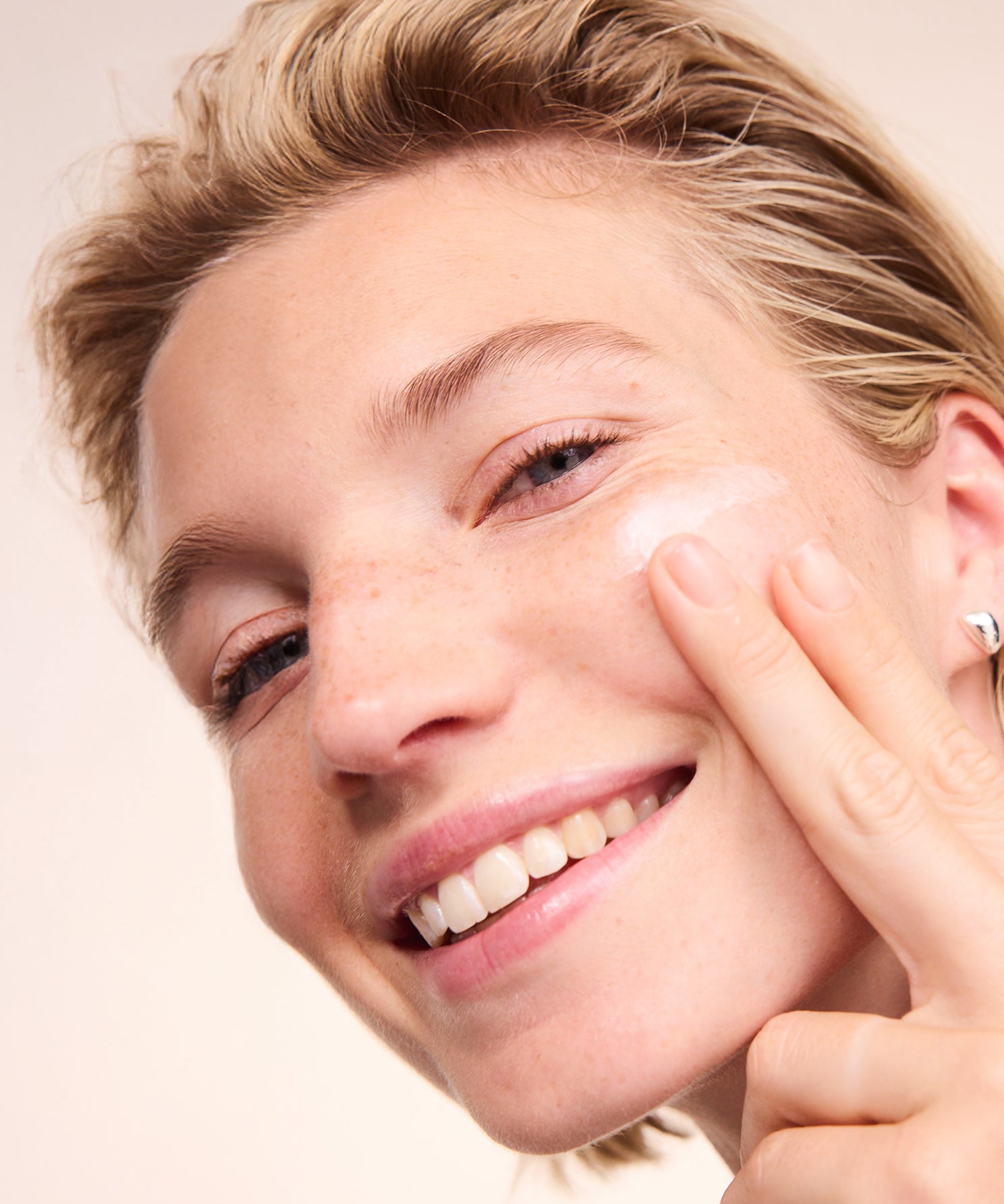 lavera basis sensitive Feuchtigkeitscreme in der Anwendung