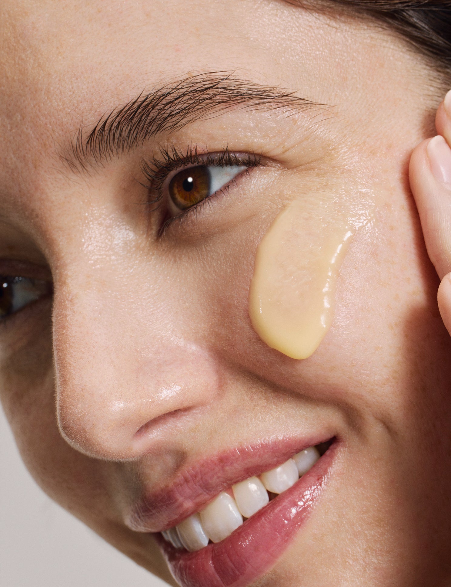 lavera Glow By Nature Vitamin C 3in1 Creme in der Anwendung