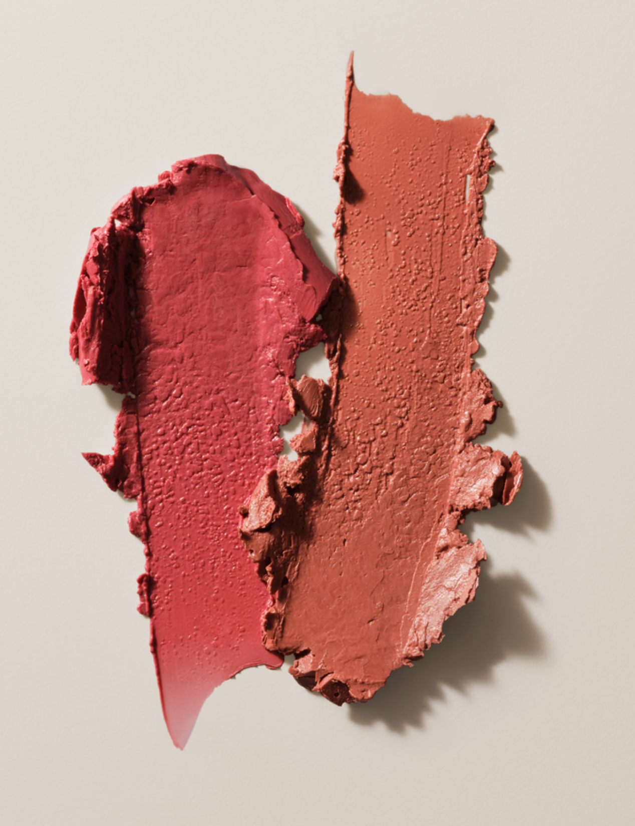 lavera Melting Glow Lipstick -Glazed Honey 02- in der Anwendung