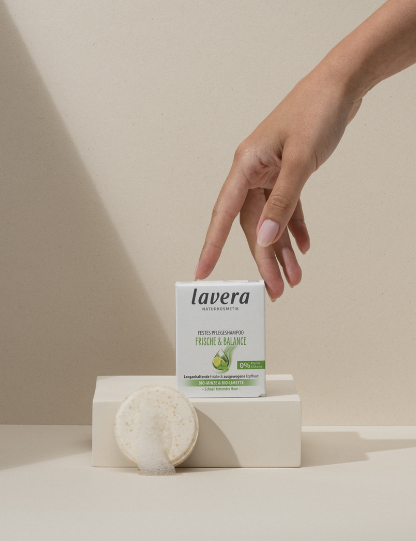 lavera Festes Pflegeshampoo Frische & Balance in der Anwendung