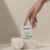 lavera Festes Pflegeshampoo Frische & Balance in der Anwendung