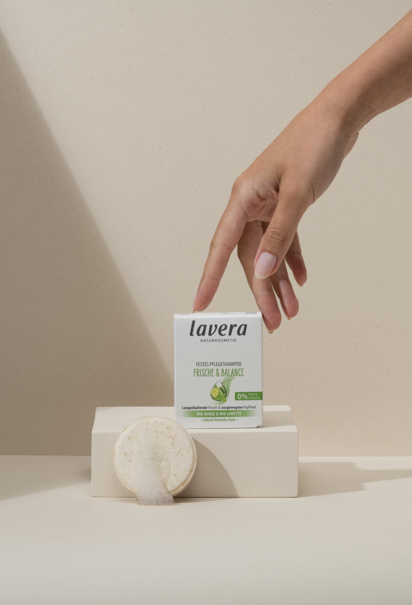 lavera Festes Pflegeshampoo Frische & Balance in der Anwendung