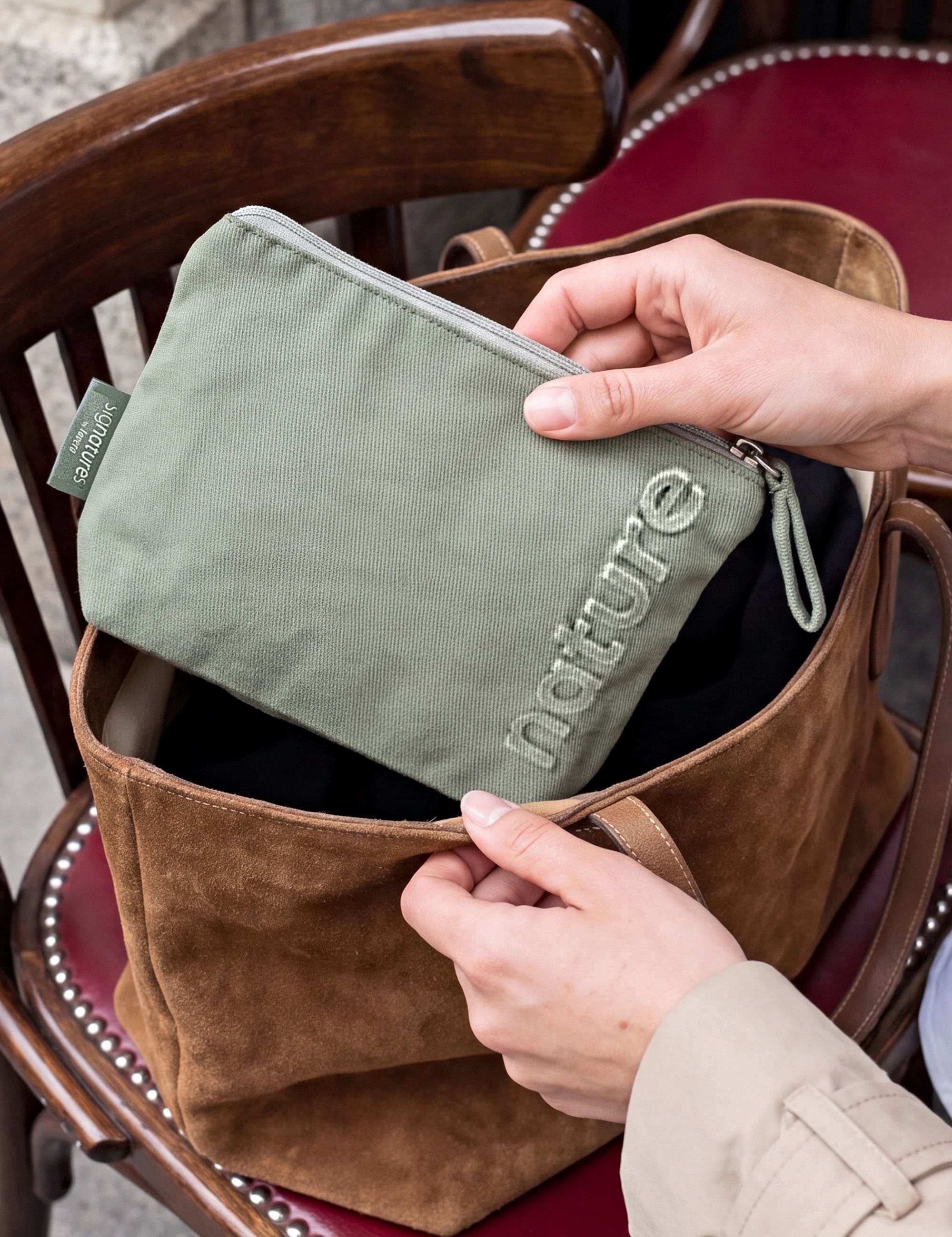 lavera Kosmetiktasche – Sage Green in der Anwendung (AI-generated)