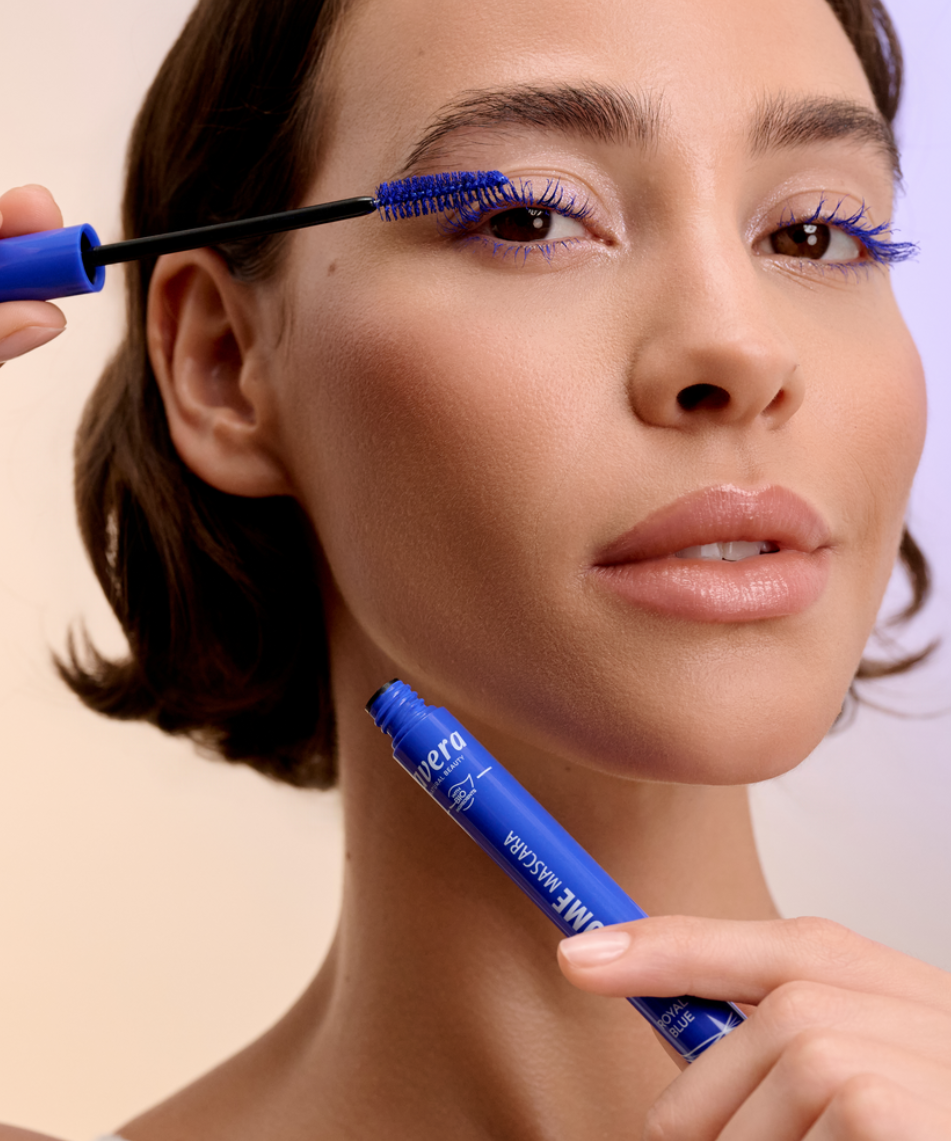 lavera Volume Mascara -Royal Blue 01- in der Anwendung