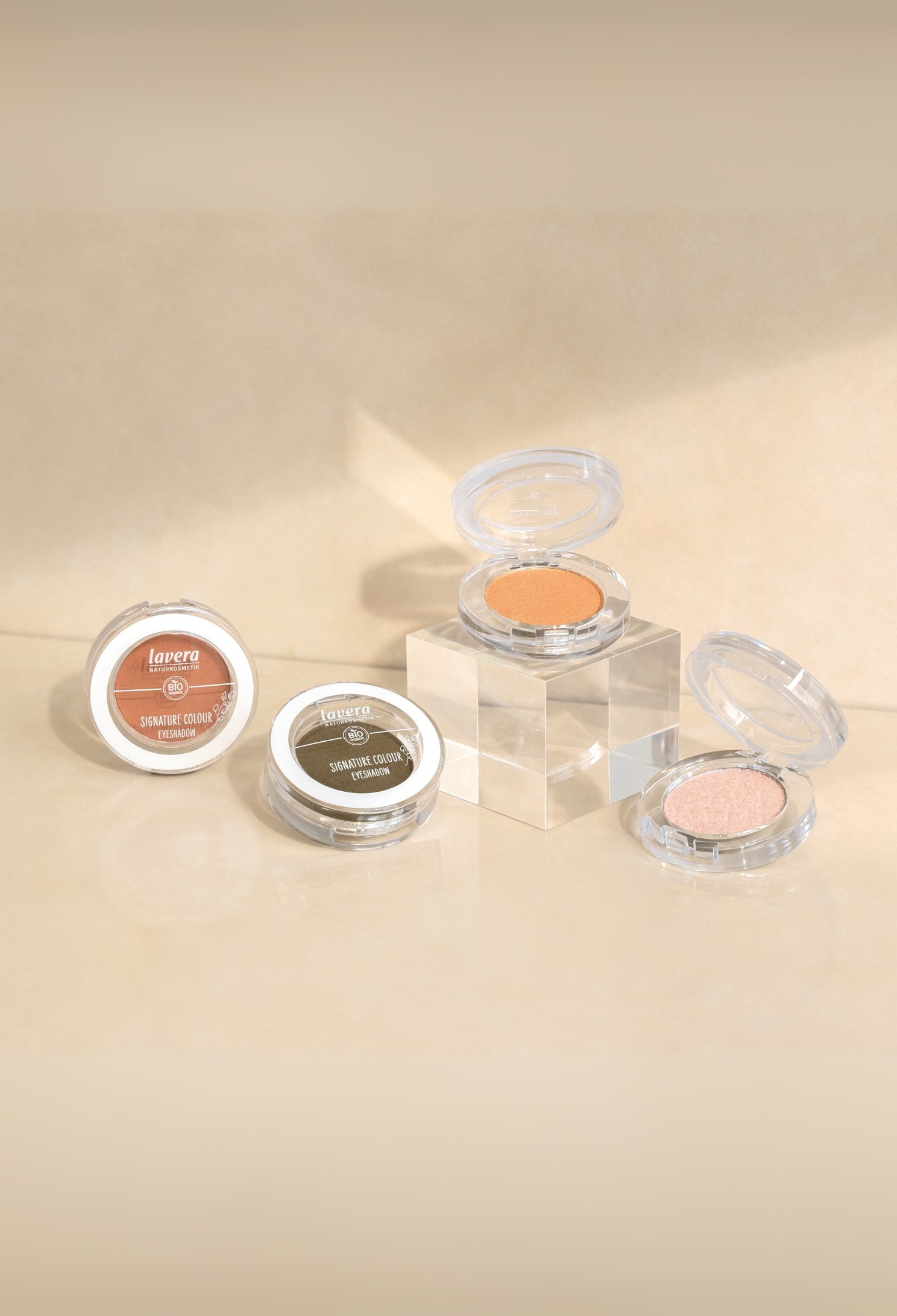 lavera Signature Colour Eyeshadow -Soft Sienna 04- in der Anwendung