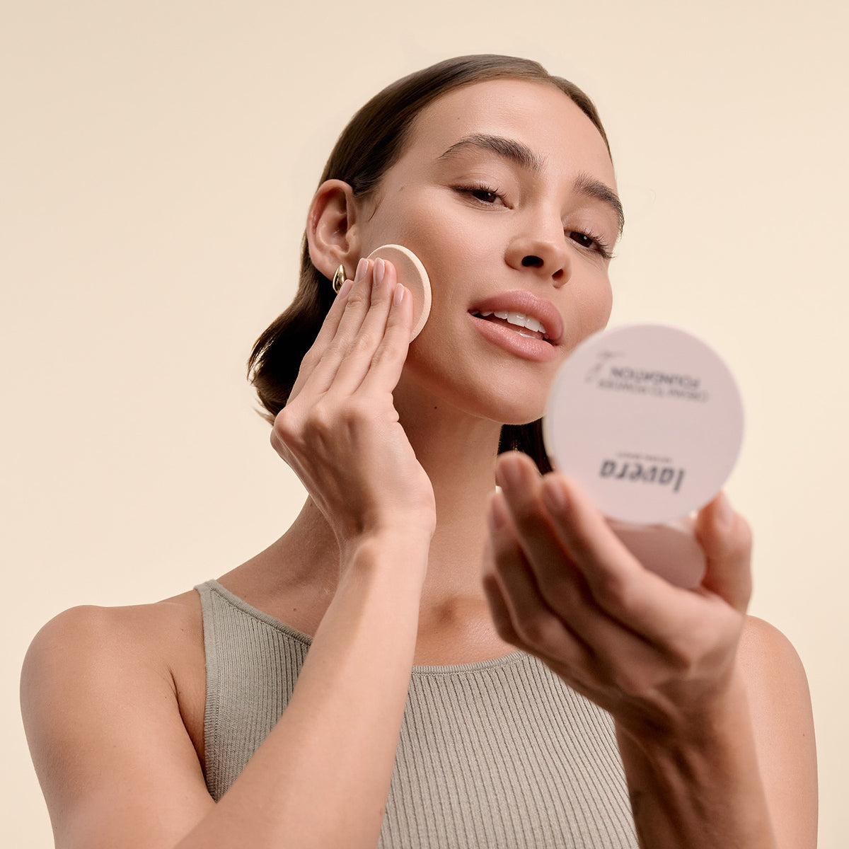 lavera Cream to Powder Foundation -Tanned 02- in der Anwendung
