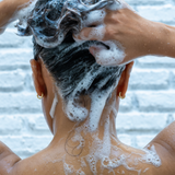 lavera Pflegeshampoo basis sensitive Hydrate & Care in der Anwendung