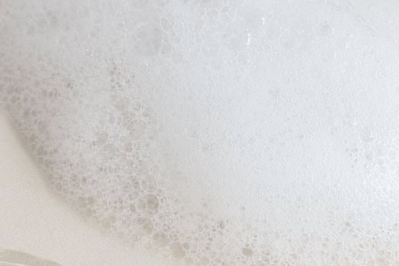 Feiner Reinigungsschaum in Nahaufnahme mit luftigen Bläschen