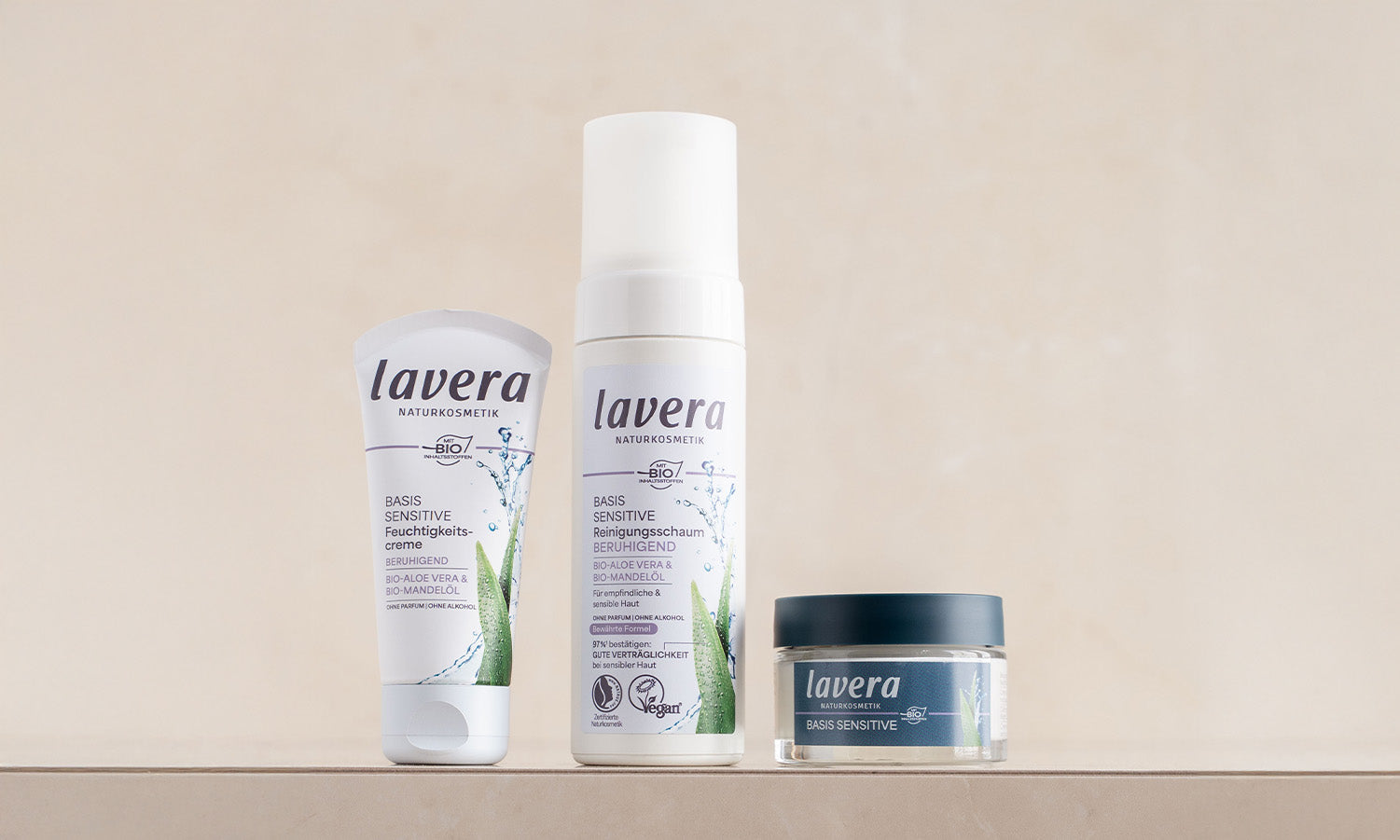 basis sensitive beruhigender Reinigungsschaum und beruhigende Feuchtigkeitscreme nebebeinander