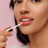 lavera Wonder Lip Elixir -Frosted Opal 01- in der Anwendung
