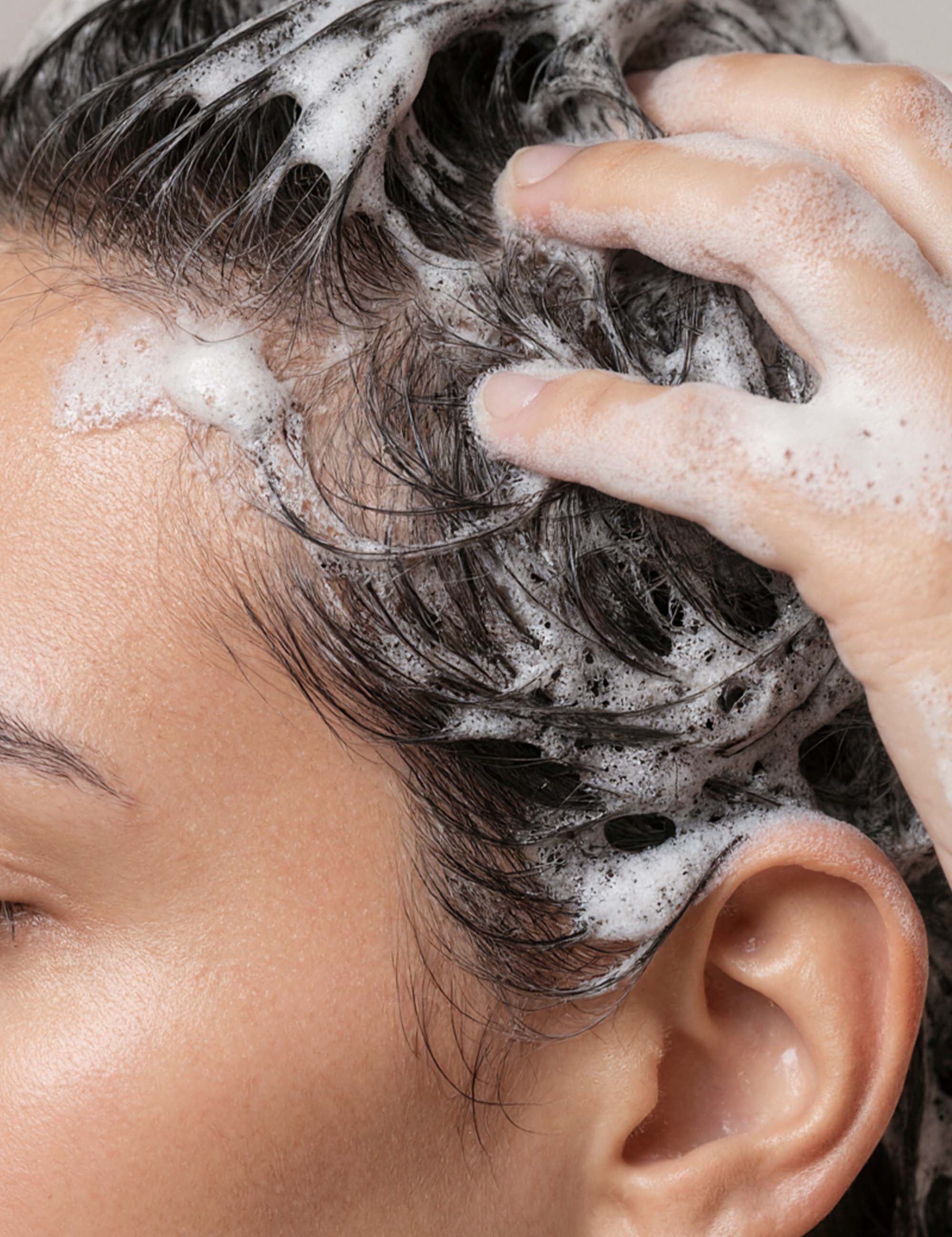 lavera Pflegeshampoo Volume & Lift in der Anwendung (AI-generated)