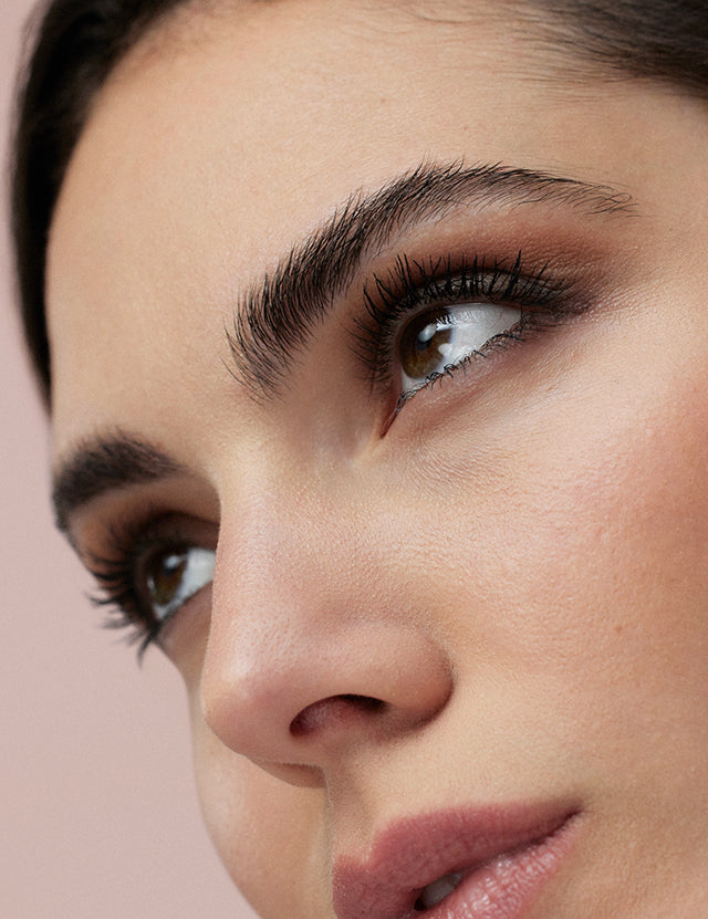 lavera Butterfly Effect Mascara Beautiful Black in der Anwendung