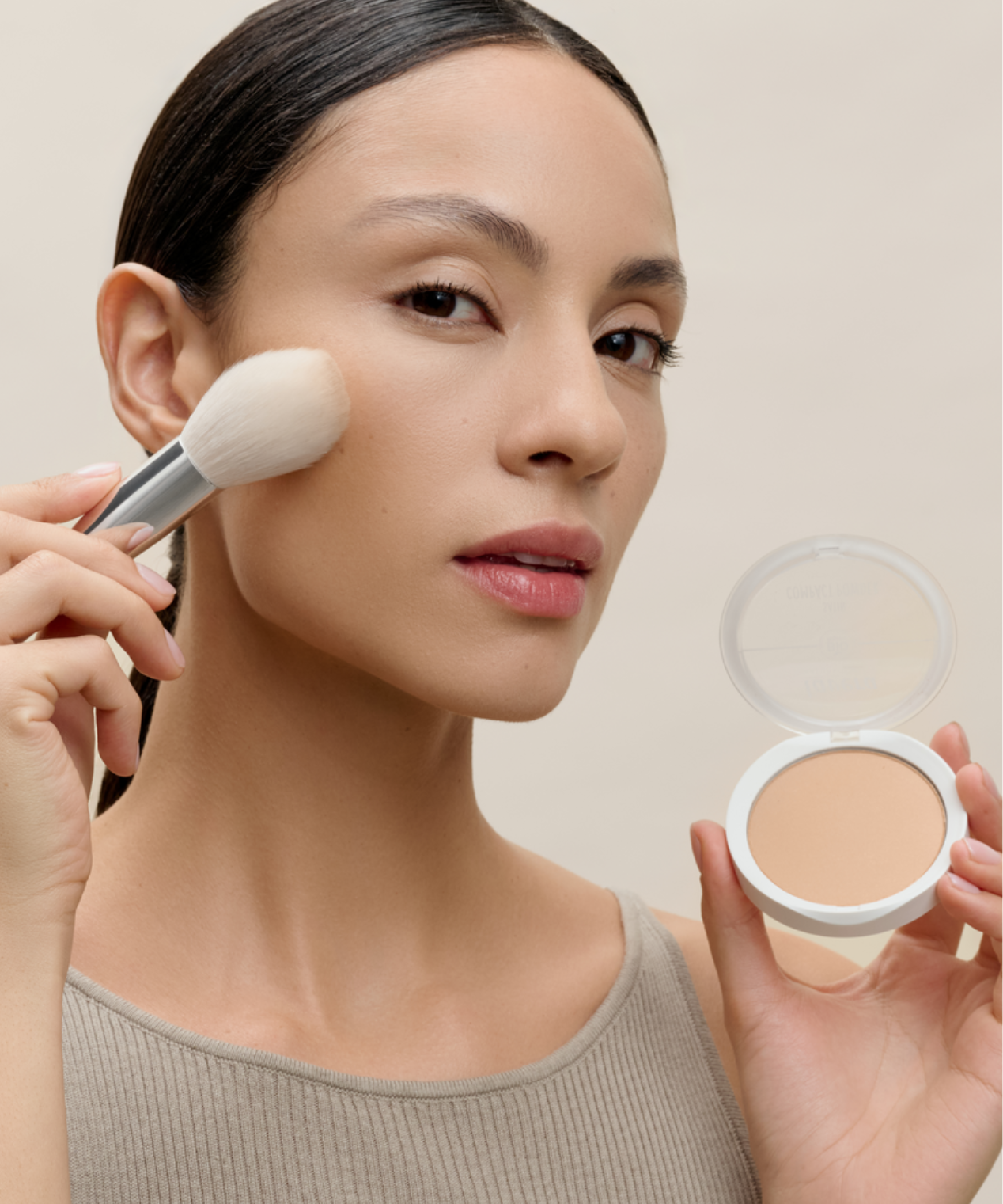 lavera Satin Compact Powder -Medium Sand 04- in der Anwendung