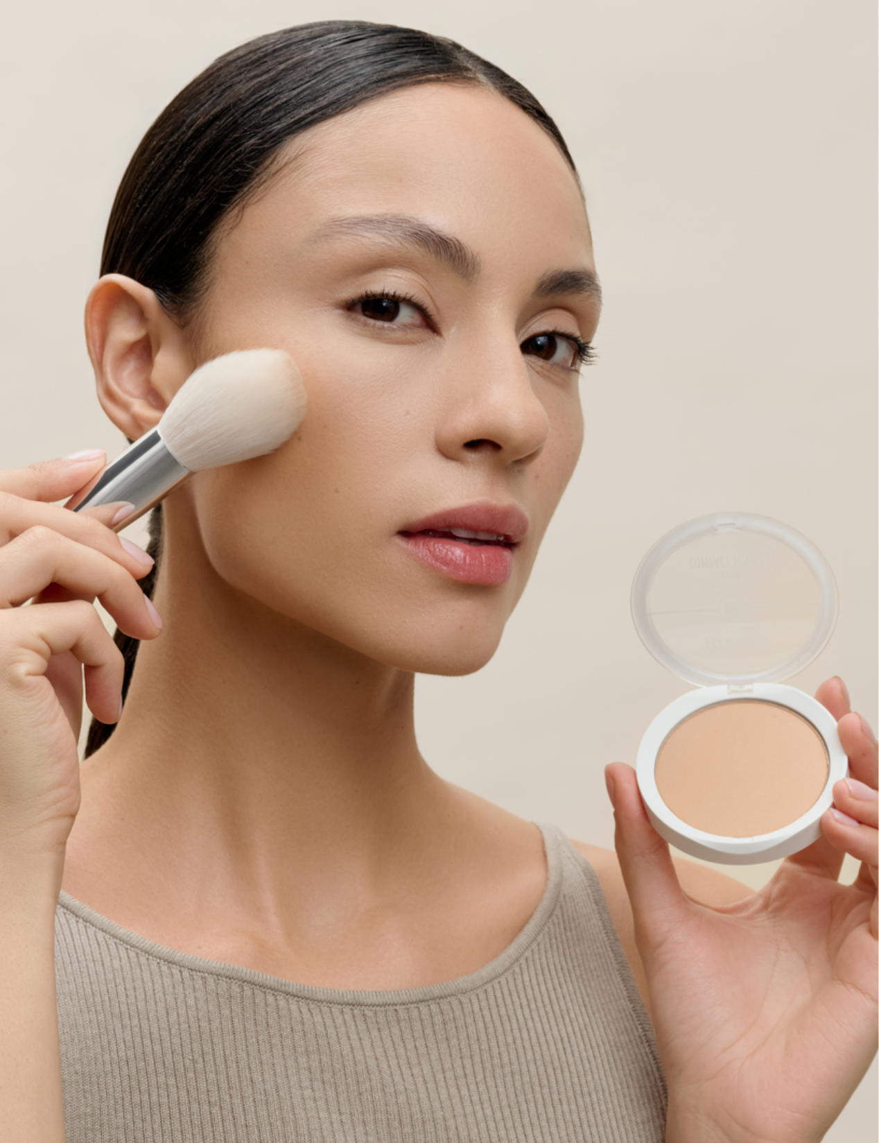 lavera Satin Compact Powder -Medium Sand 04- in der Anwendung