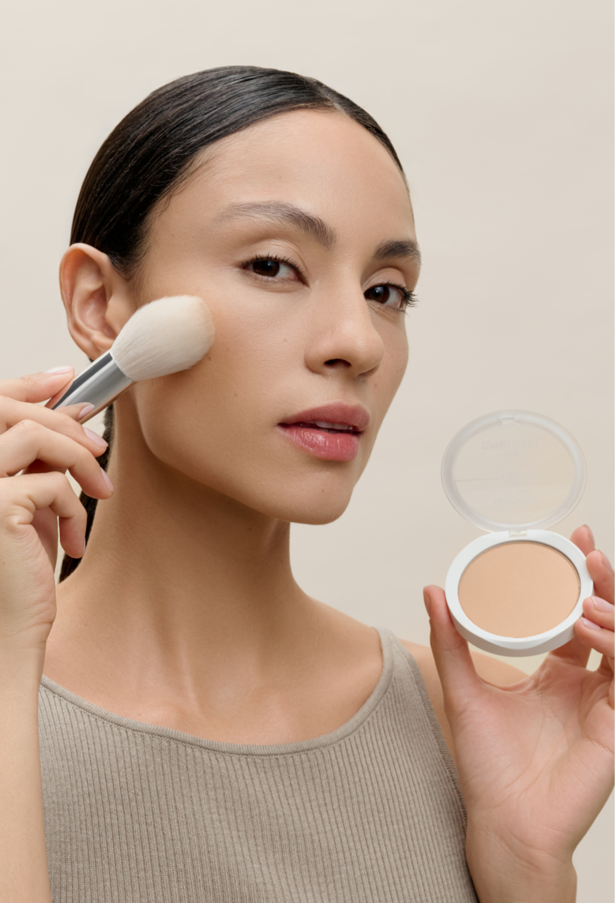 lavera Satin Compact Powder -Medium Sand 04- in der Anwendung