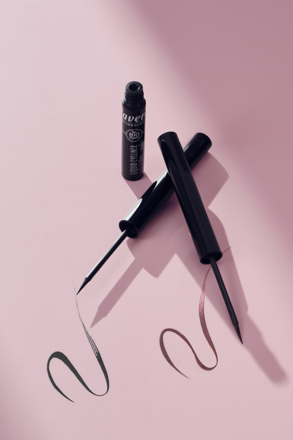 lavera Liquid Eyeliner -Brown 02- in der Anwendung