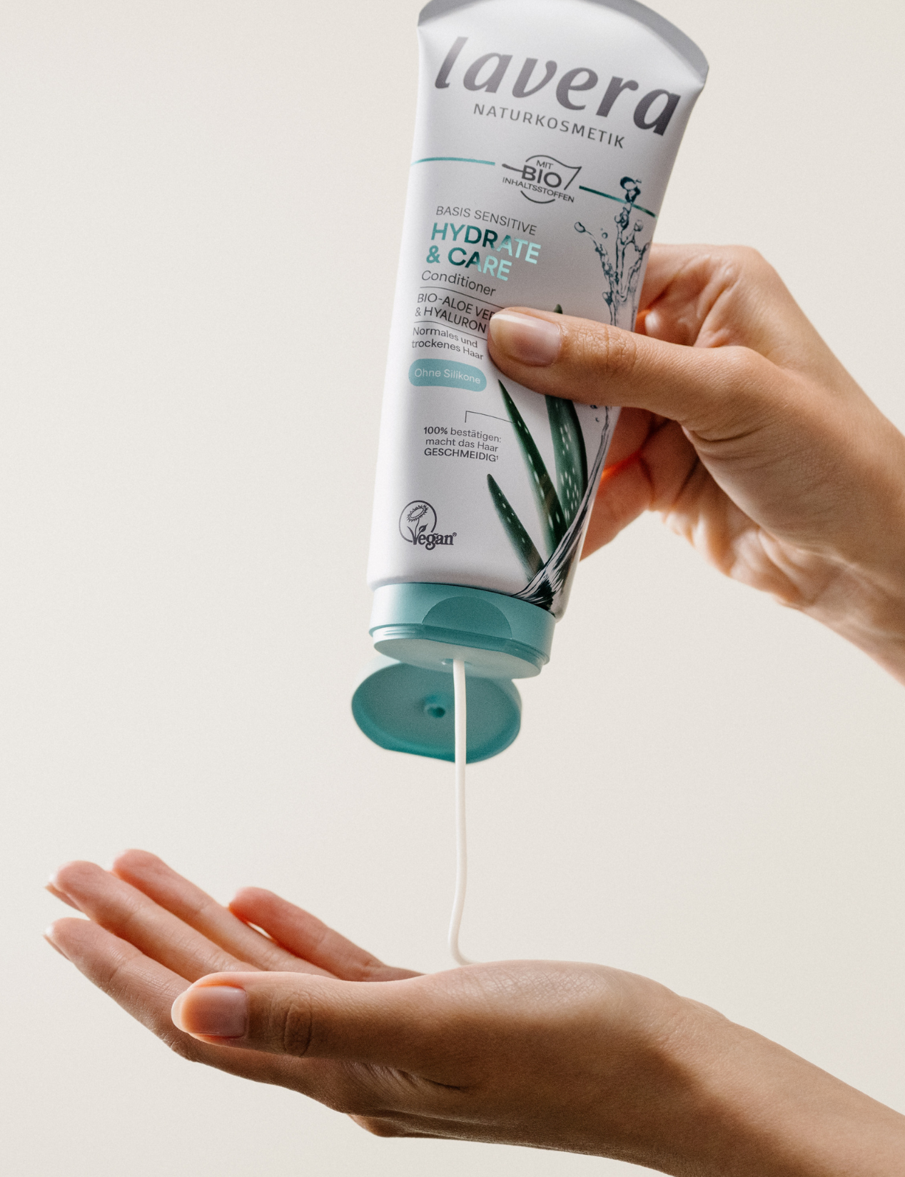 lavera Conditioner basis sensitive Hydrate & Care in der Anwendung