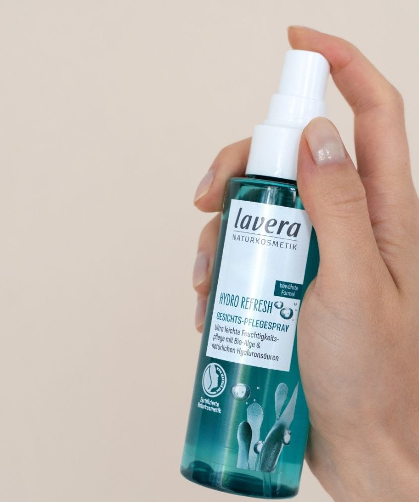 lavera Hydro Refresh Gesichtspflegespray in der Anwendung
