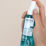 lavera Hydro Refresh Gesichtspflegespray in der Anwendung