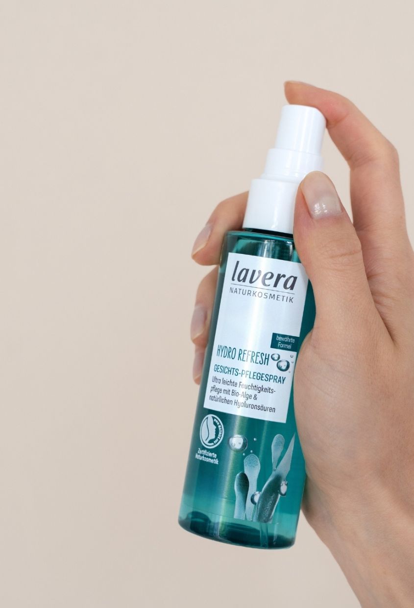 lavera Hydro Refresh Gesichtspflegespray in der Anwendung