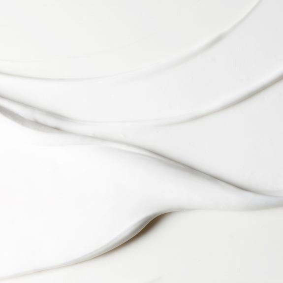 Weiße Creme mit glatter, geschwungener Textur