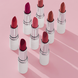 lavera Cream Glow Lipstick -Berry Red 10- in der Anwendung