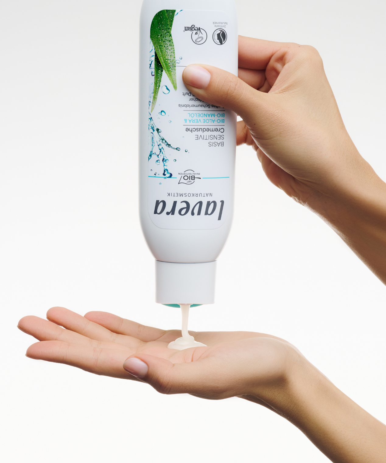 lavera Cremedusche basis sensitive in der Anwendung