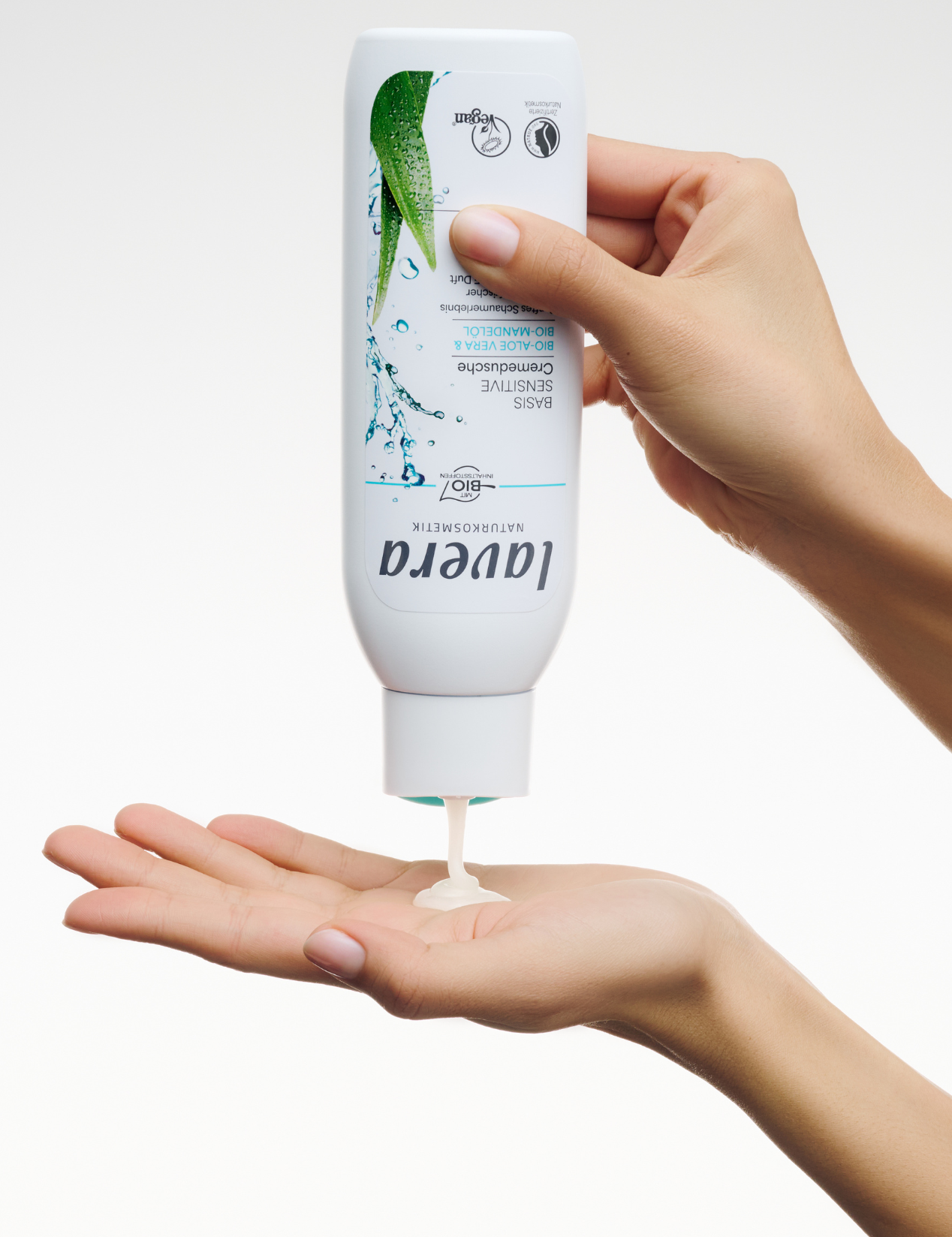 lavera Cremedusche basis sensitive in der Anwendung