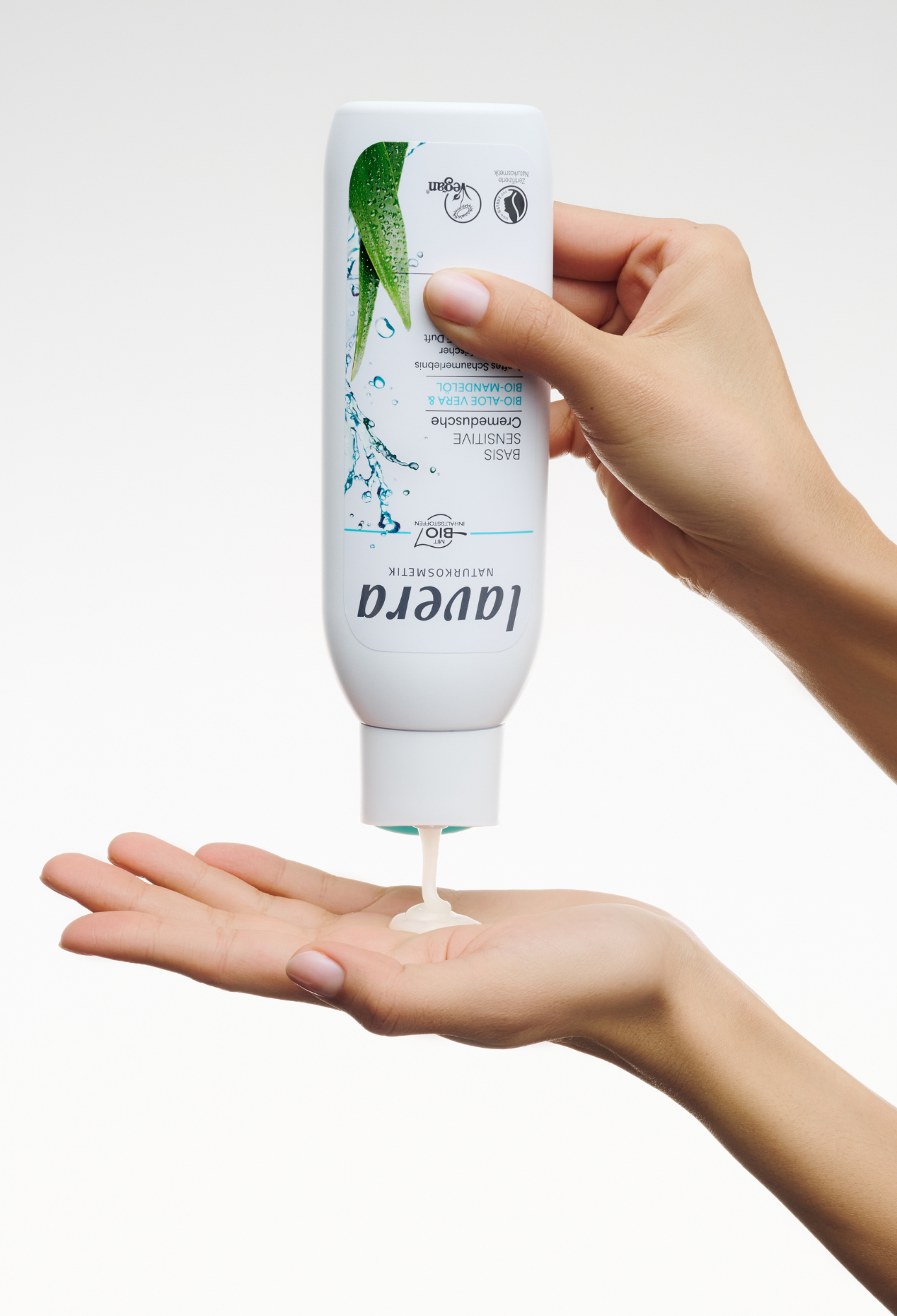 lavera Cremedusche basis sensitive in der Anwendung