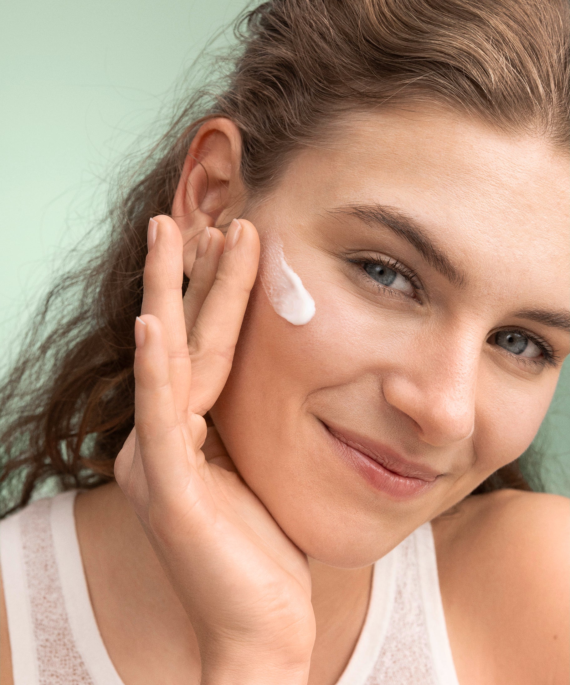 lavera Pure Beauty Mattierende Tagescreme in der Anwendung