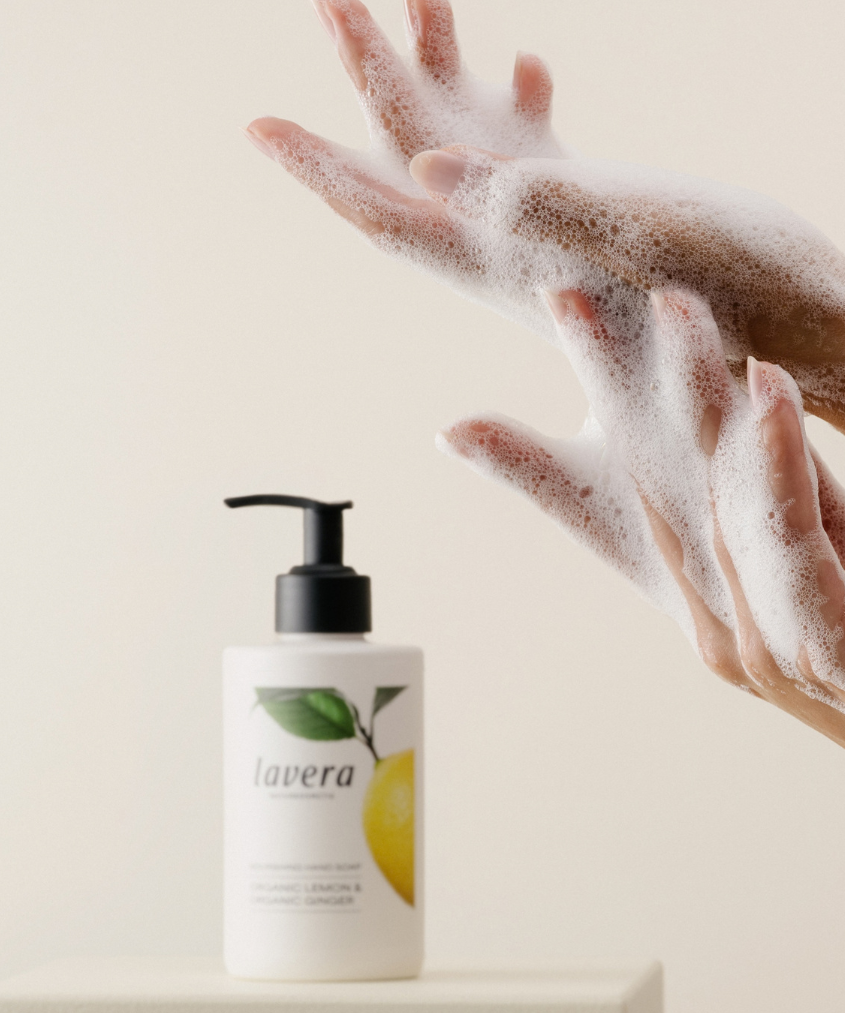 lavera Pflegeseife Bio-Zitrone & Bio-Ingwer in der Anwendung