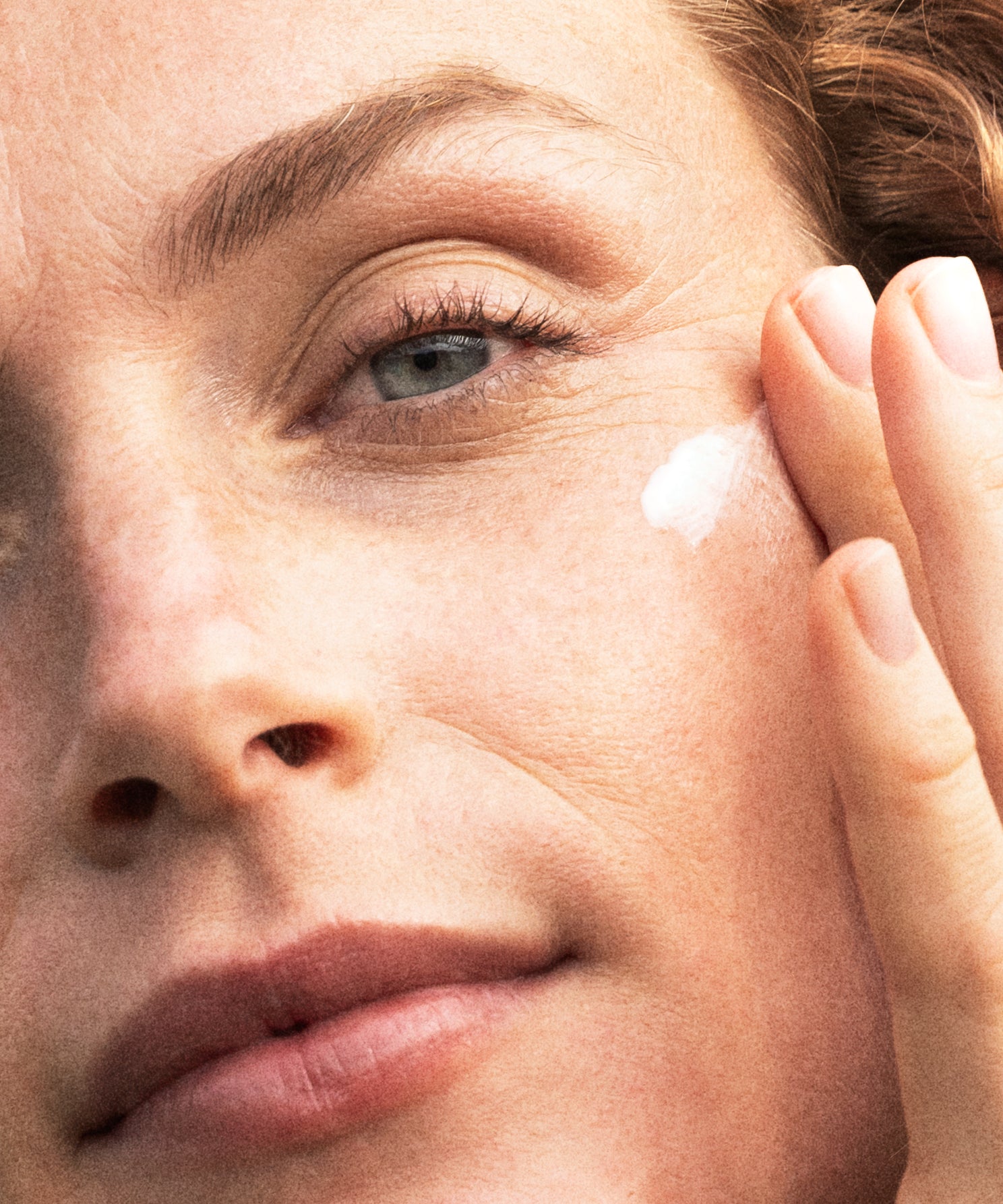 lavera basis sensitiv Anti-Falten Feuchtigkeitscreme Q10 in der Anwendung