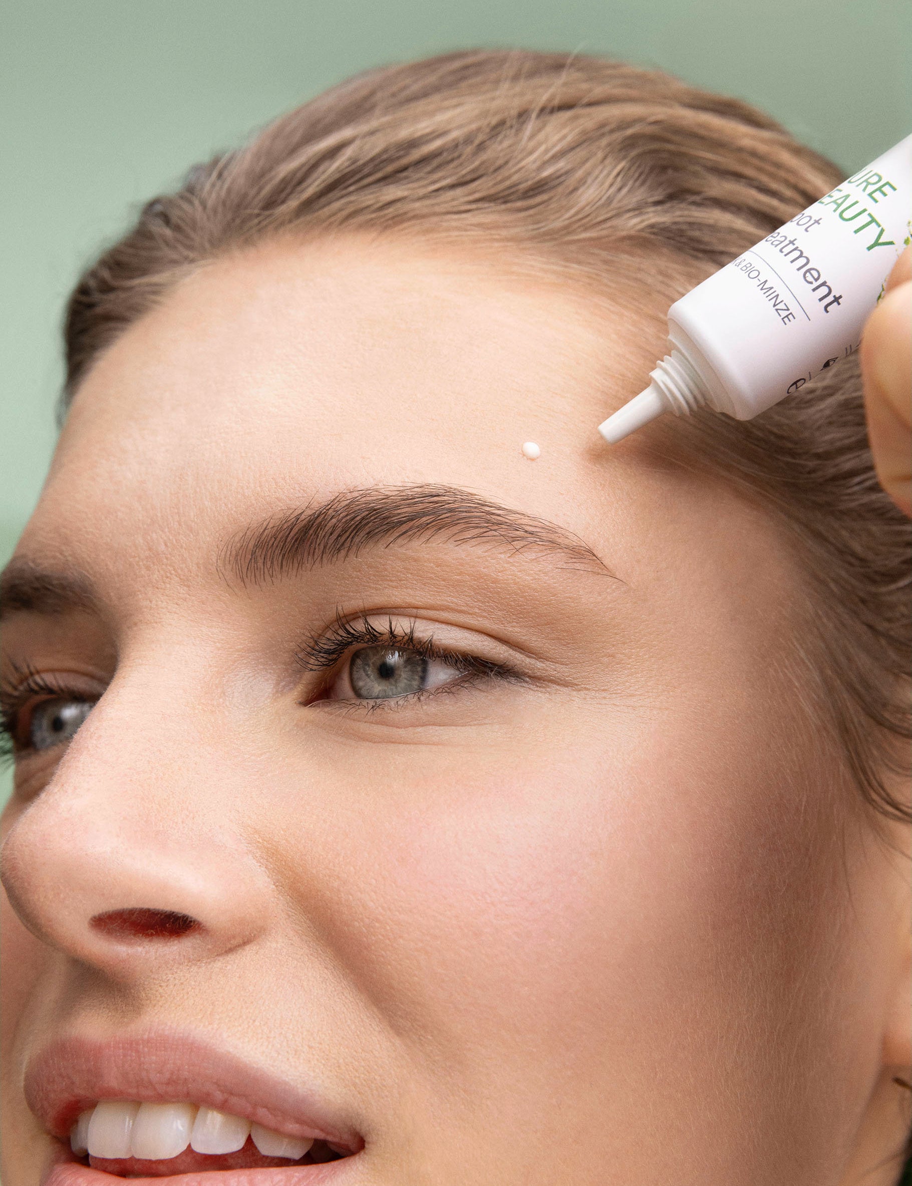 lavera Pure Beauty Spot Treatment in der Anwendung