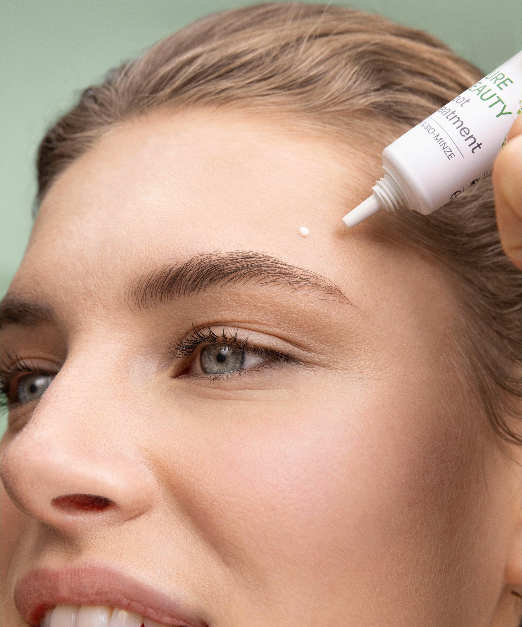 lavera Pure Beauty Spot Treatment in der Anwendung