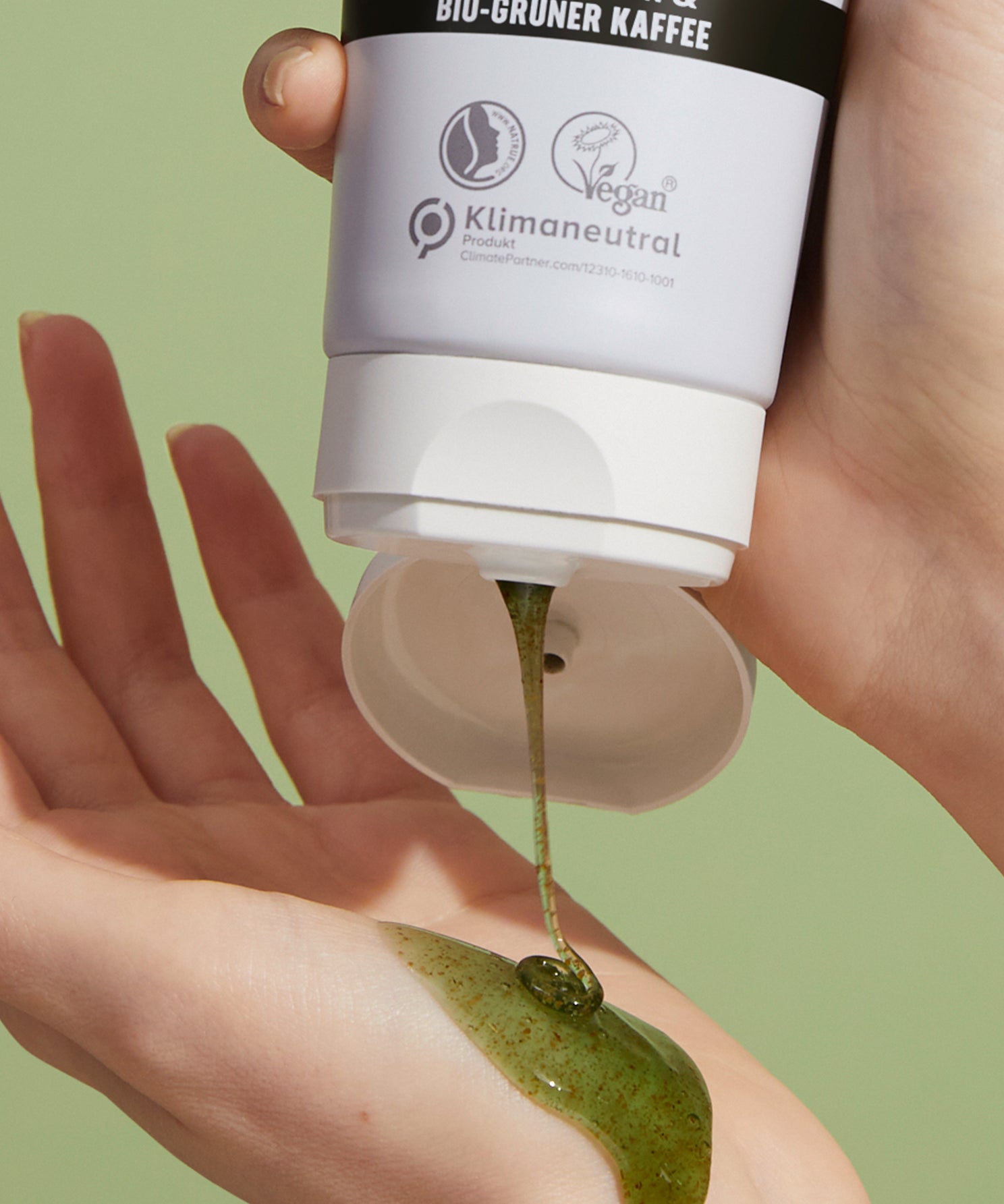 lavera Dusch-Peeling in der Anwendung